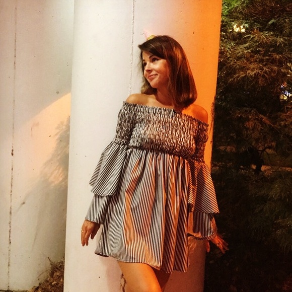 Dresses & Skirts - Off the shoulder layered sleeved dress